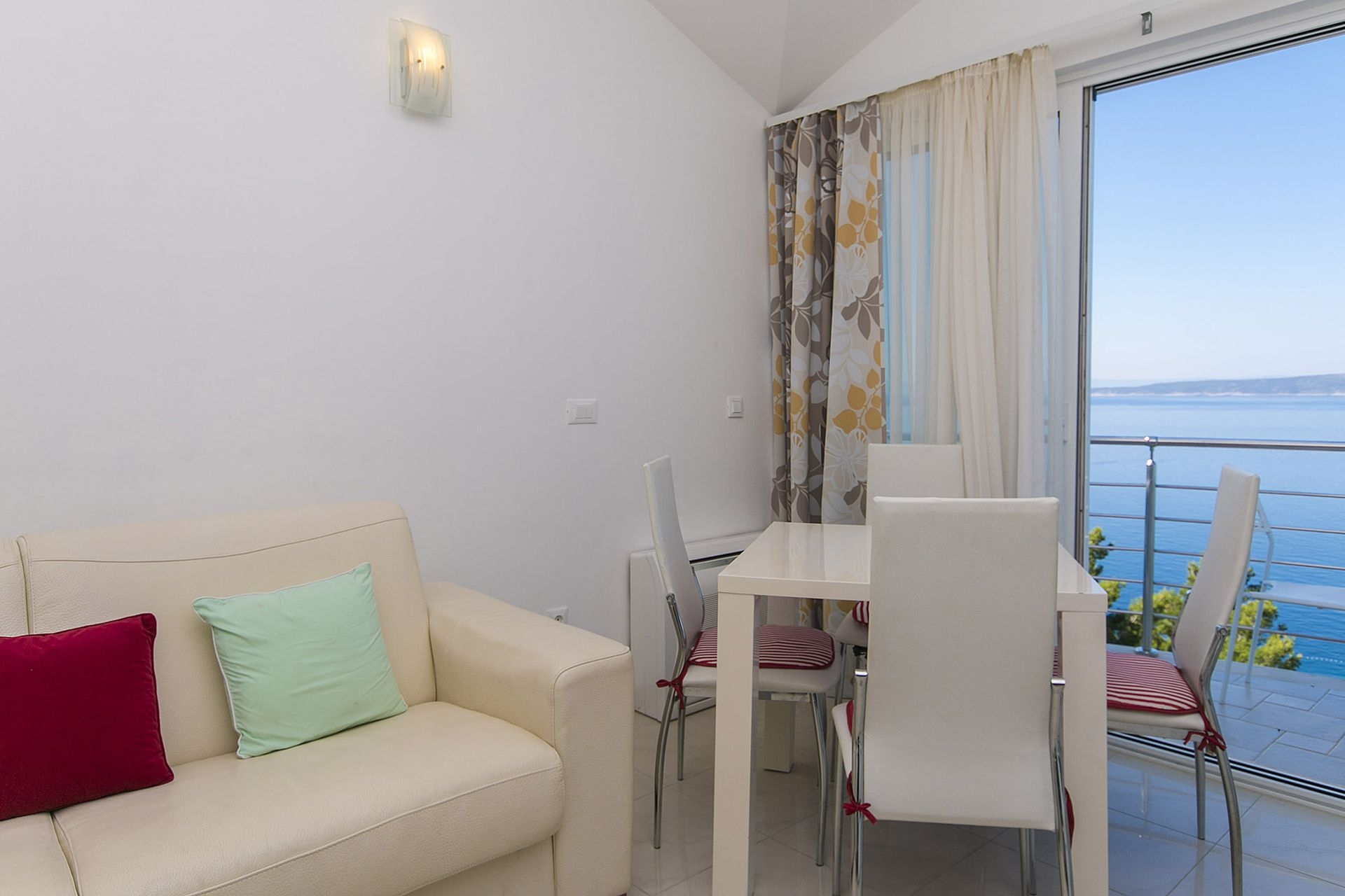 One bedroom apartment with balcony and sea view Brela, Makarska  A-c