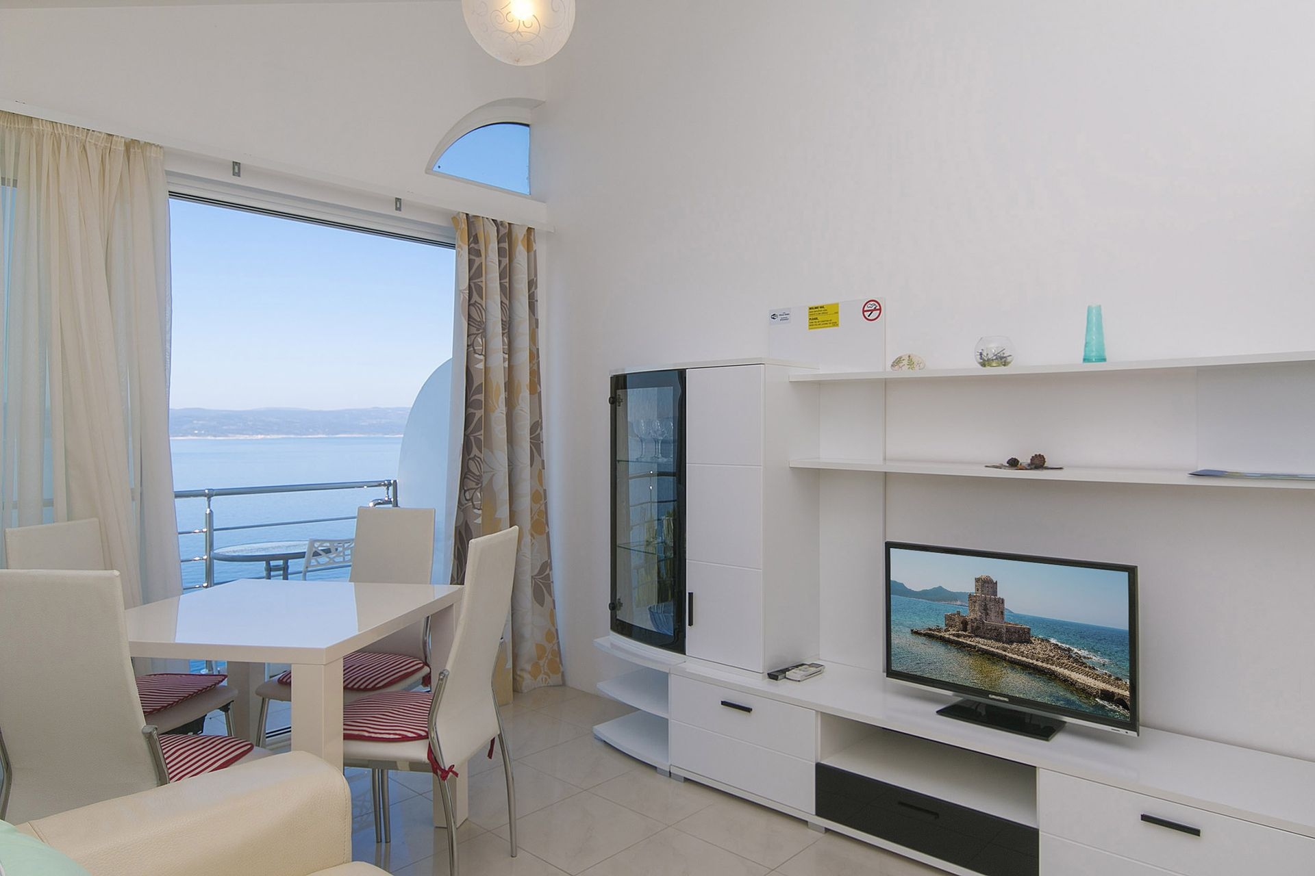 One bedroom apartment with balcony and sea view Brela, Makarska  A-c