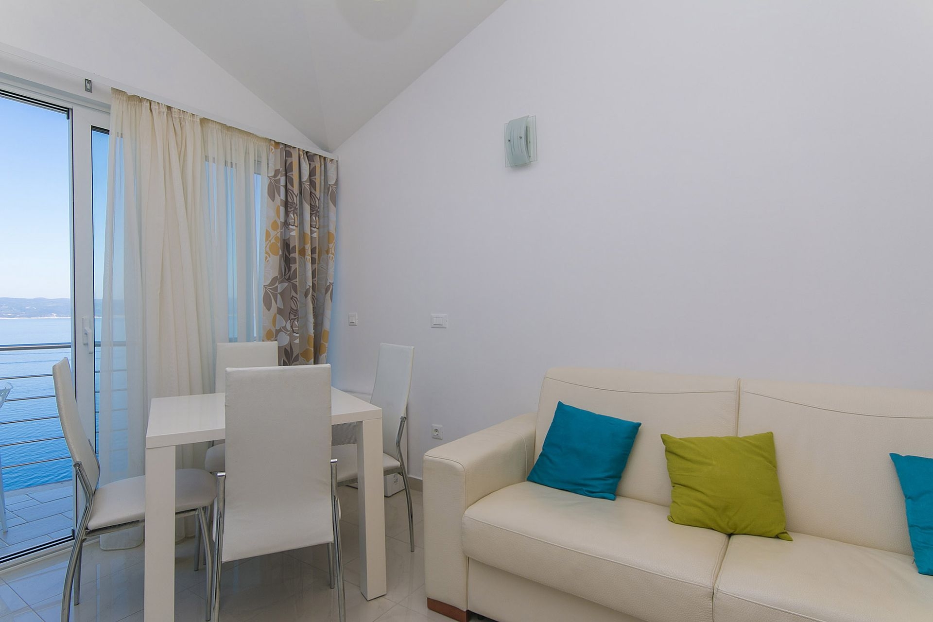 One bedroom apartment with balcony and sea view Brela, Makarska  A-f