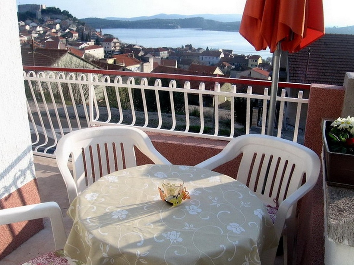 Enosobni apartma S teraso in pogledom na morje Šibenik  A-a
