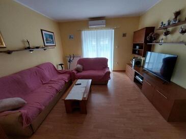 Supetarska Draga - Donja, Sala de estar in the apartment, air condition available, (pet friendly) y WiFi.