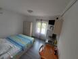 Supetarska Draga - Donja, Ložnice v ubytování typu studio-apartment, s klimatizací, domácí mazlíčci povoleni a WiFi.
