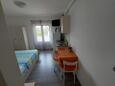 Supetarska Draga - Donja, Jídelna v ubytování typu studio-apartment, domácí mazlíčci povoleni a WiFi.