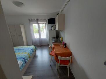 Supetarska Draga - Donja, Jídelna v ubytování typu studio-apartment, domácí mazlíčci povoleni a WiFi.