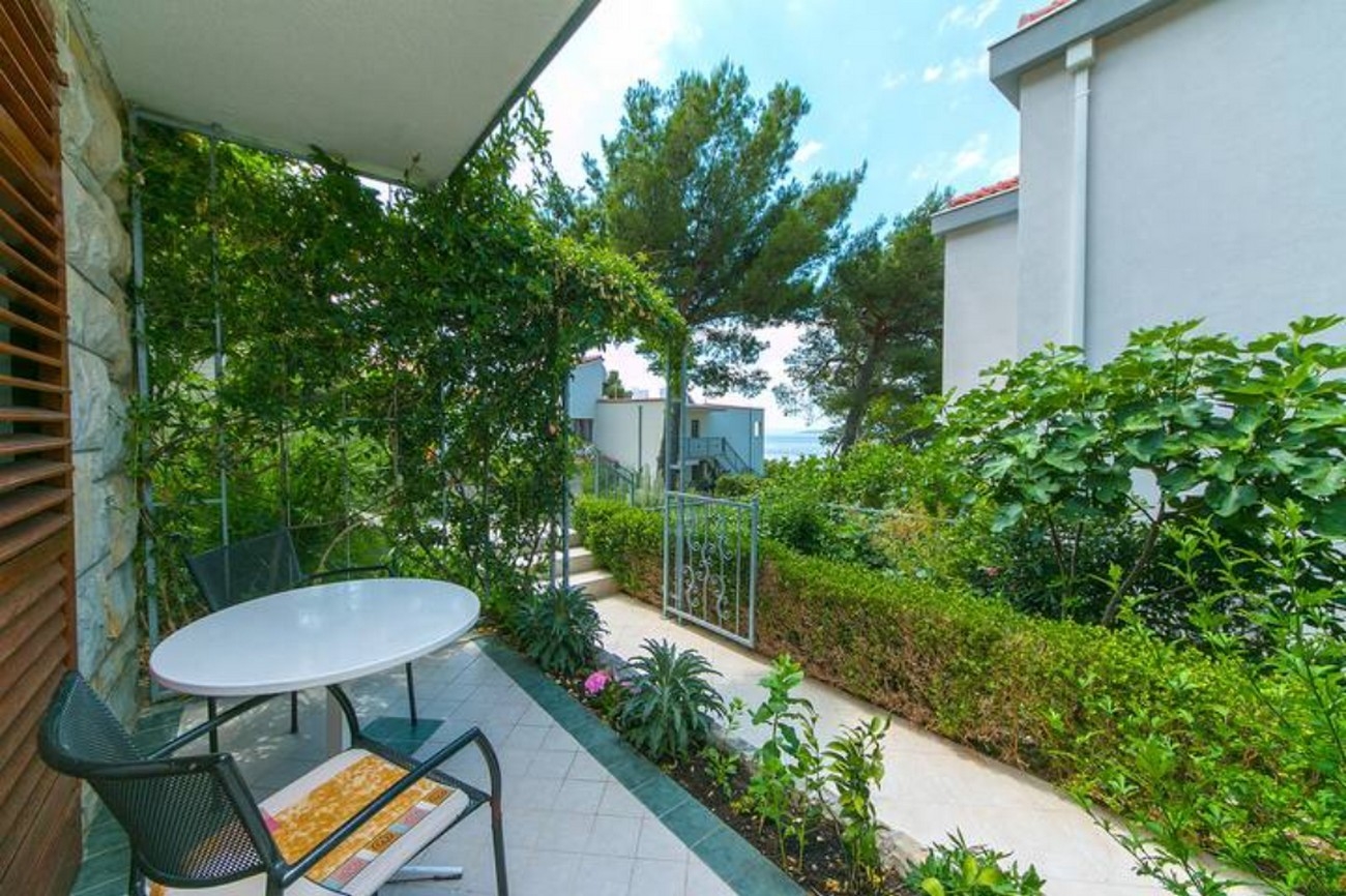 Two bedroom apartment with balcony Brela, Makarska (A-20778-a)