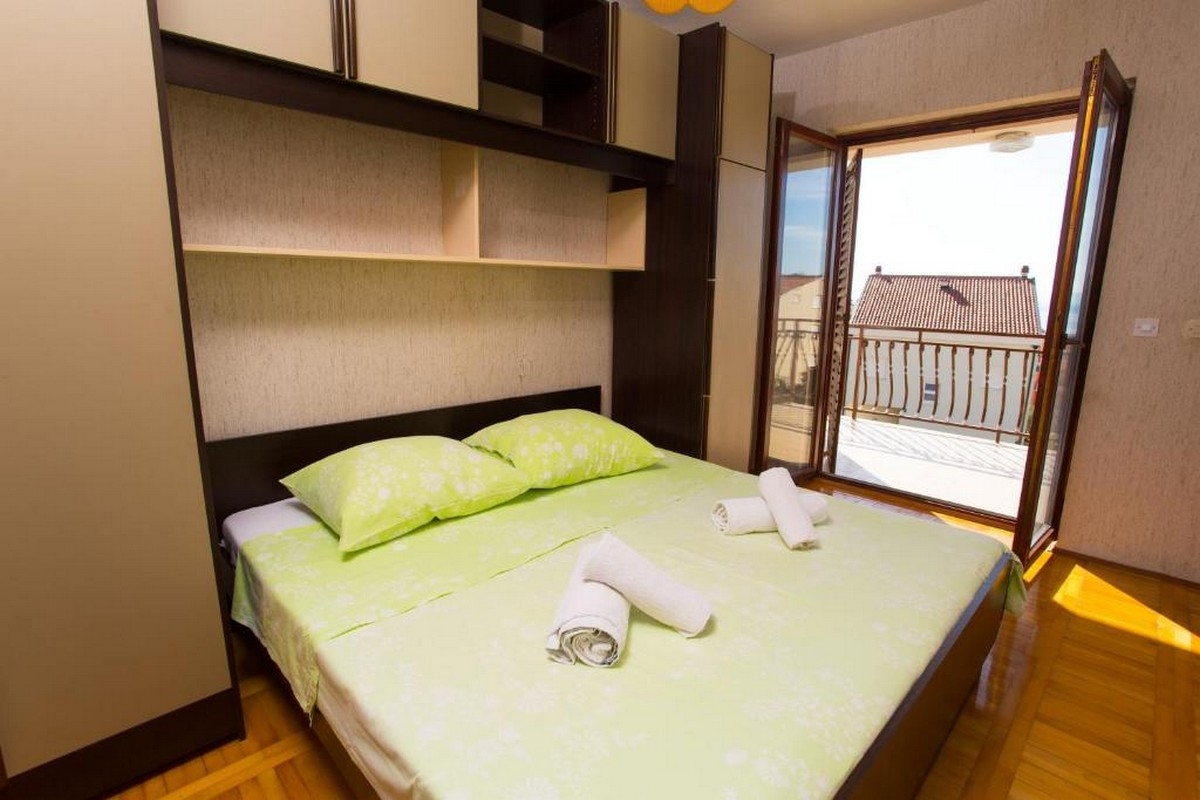 One bedroom apartment with terrace Promajna, Makarska  A-a