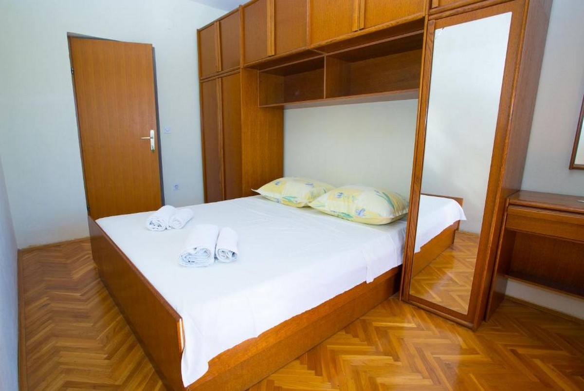 One bedroom apartment with terrace Promajna, Makarska  A-b