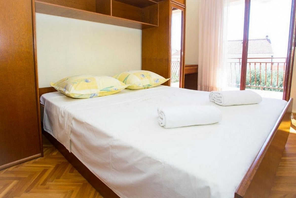 One bedroom apartment with terrace Promajna, Makarska  A-b