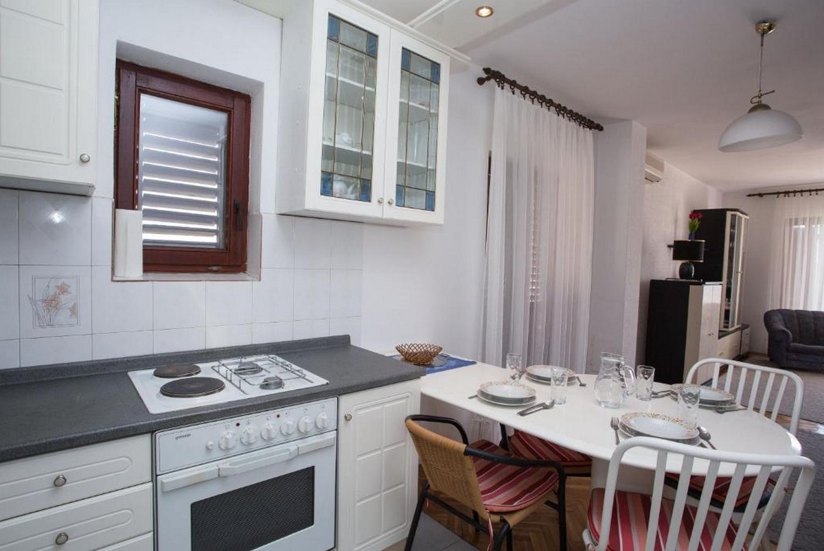 One bedroom apartment with terrace Promajna, Makarska  A-b