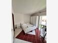 Ložnice Metajna, Ložnice v ubytování typu studio-apartment, s klimatizací, domácí mazlíčci povoleni a WiFi.