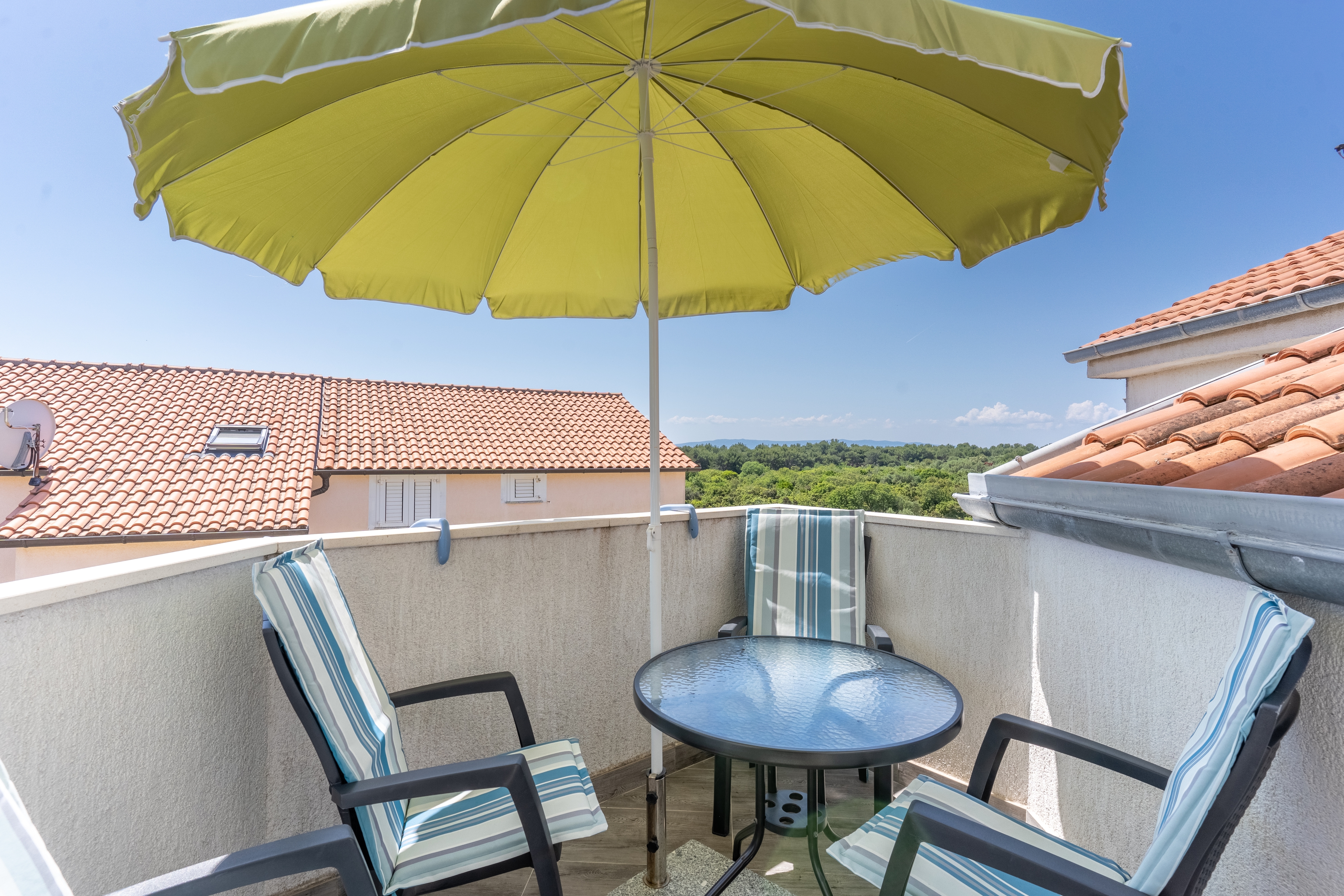 Two bedroom apartment with balcony Cres  A-a