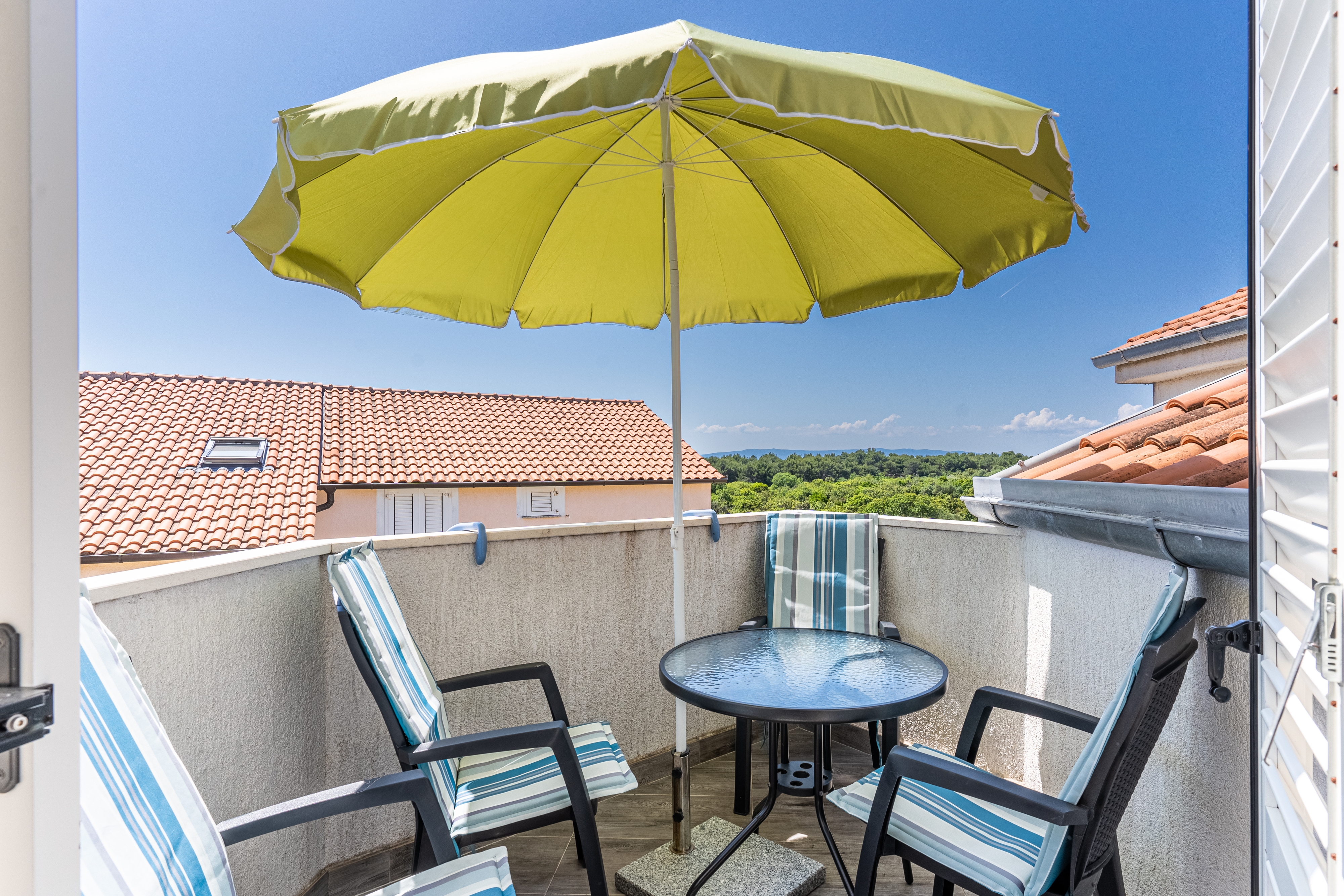 Two bedroom apartment with balcony Cres  A-a