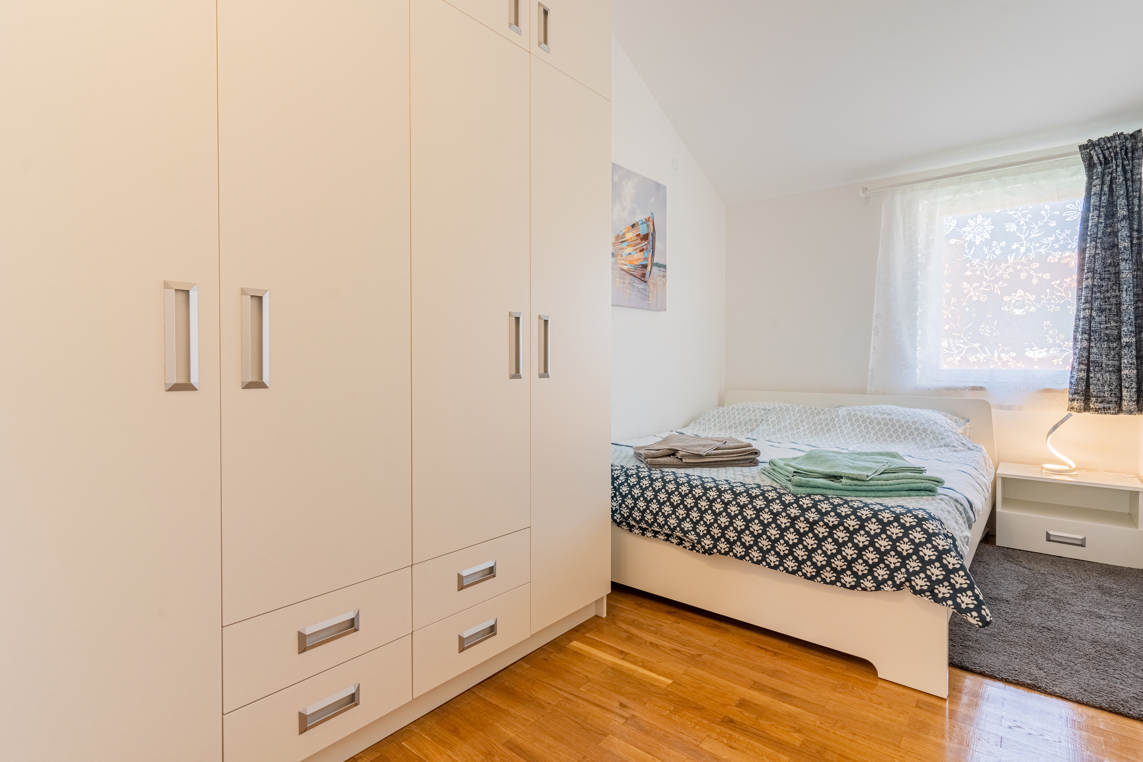 Two bedroom apartment with balcony Cres  A-a