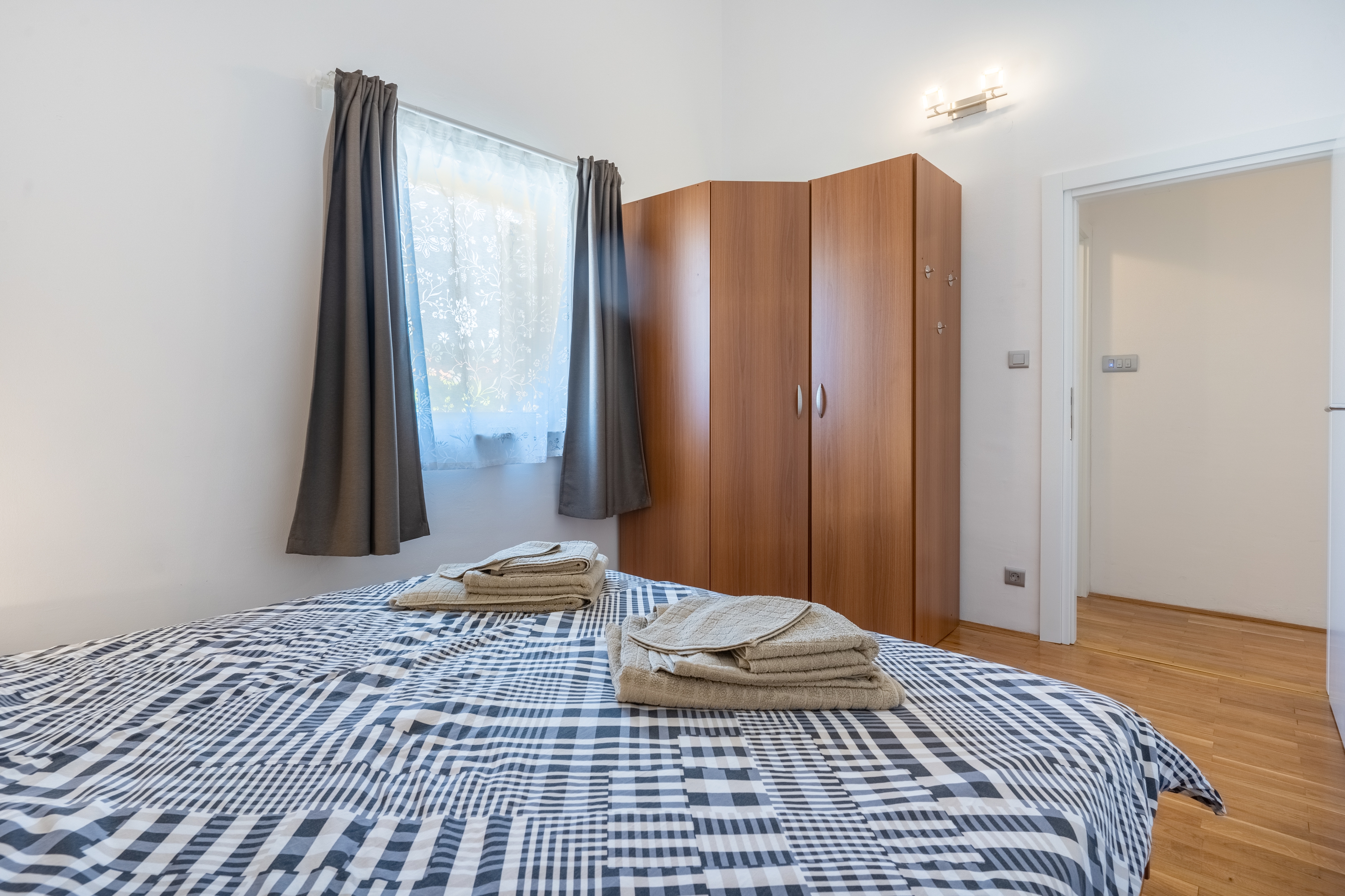 Two bedroom apartment with balcony Cres  A-a