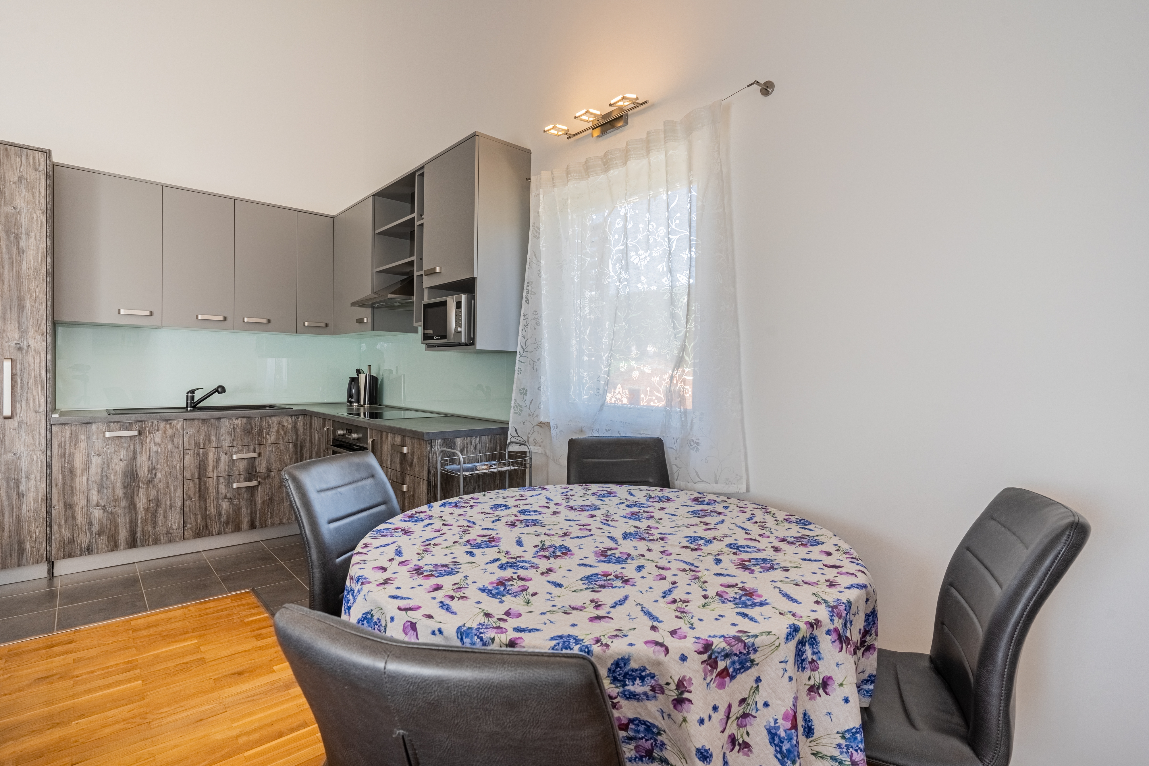 Two bedroom apartment with balcony Cres  A-a
