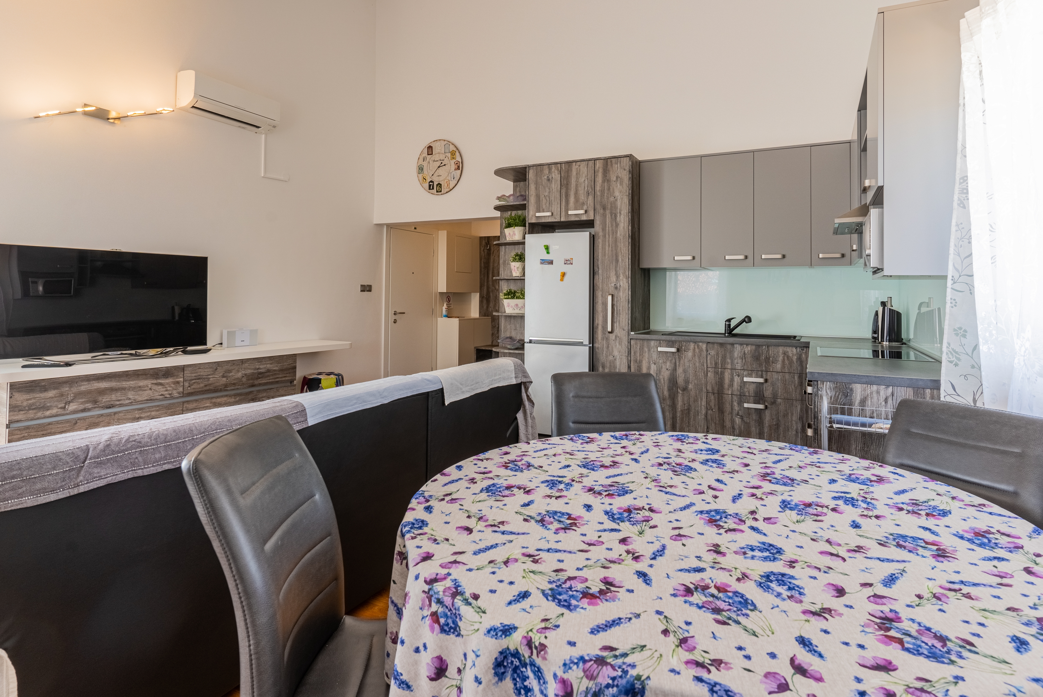 Two bedroom apartment with balcony Cres  A-a