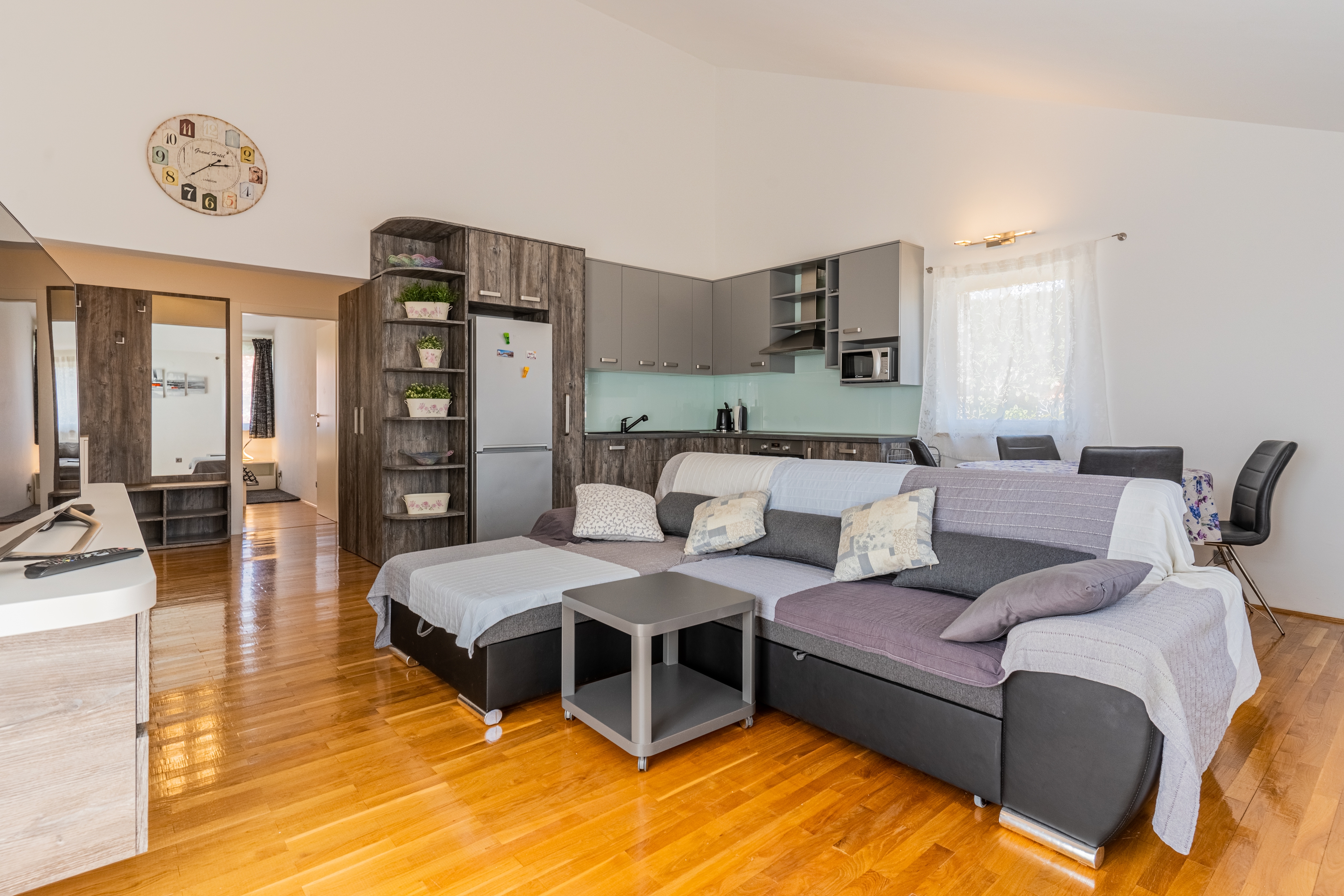 Two bedroom apartment with balcony Cres  A-a