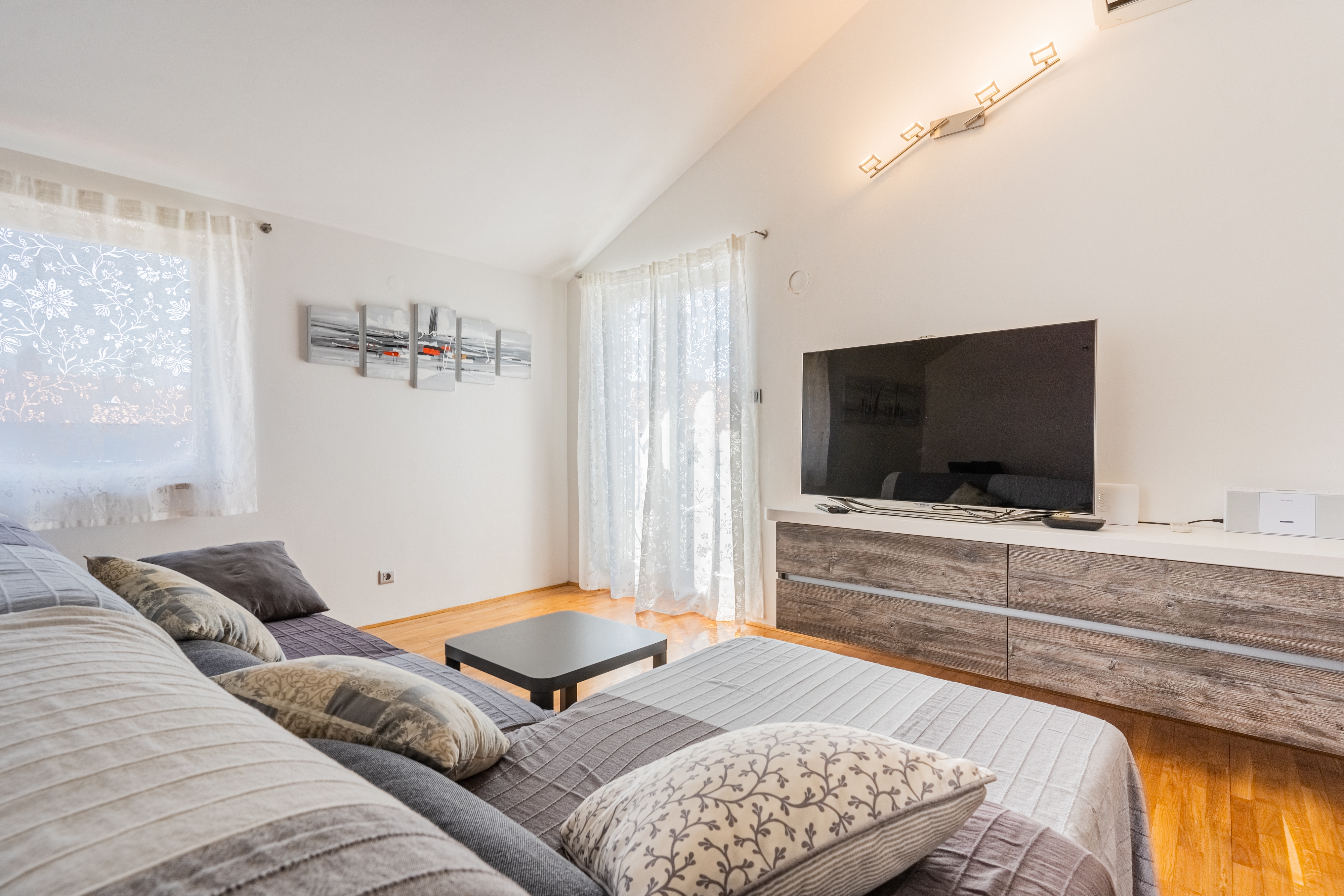 Two bedroom apartment with balcony Cres  A-a