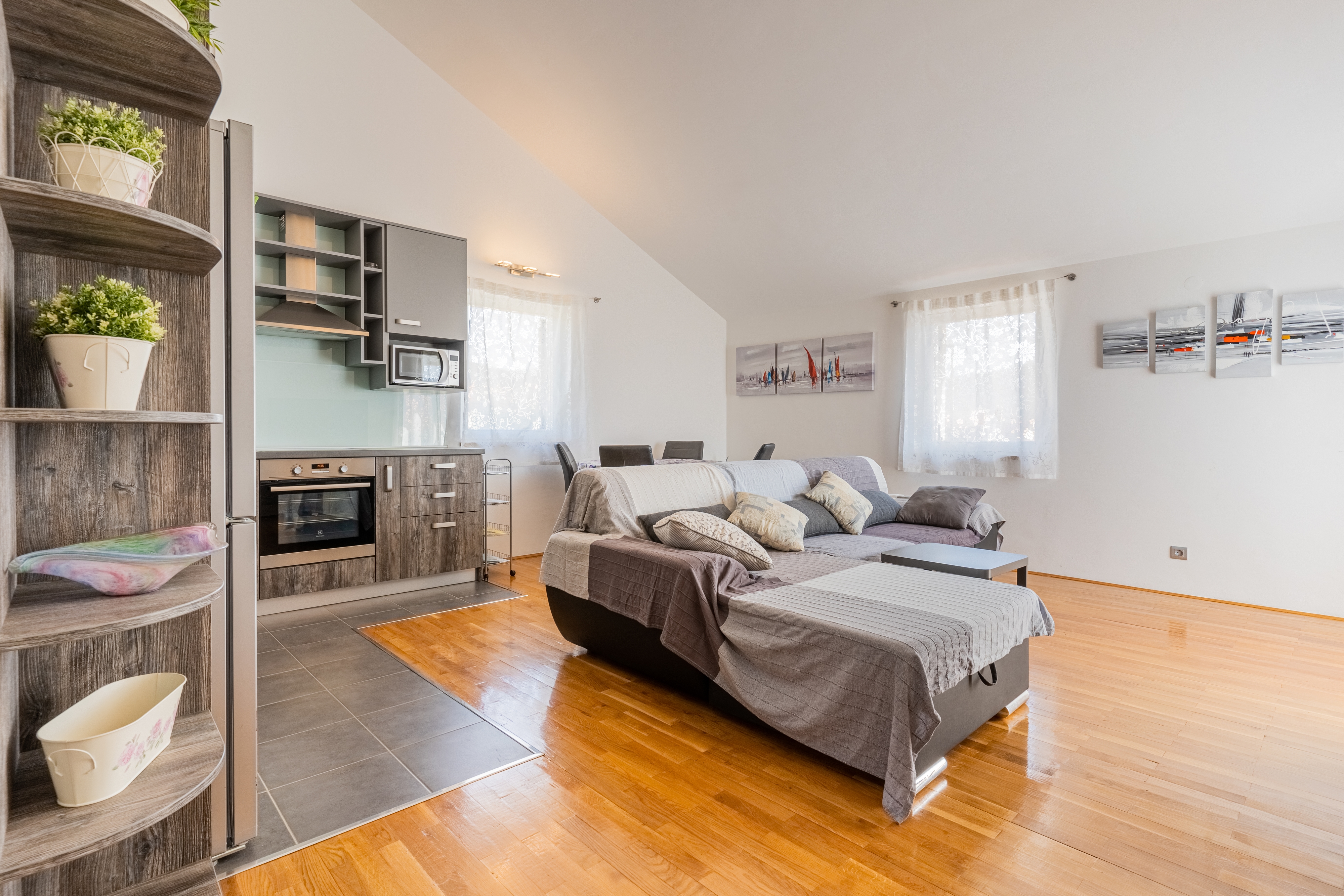 Two bedroom apartment with balcony Cres  A-a