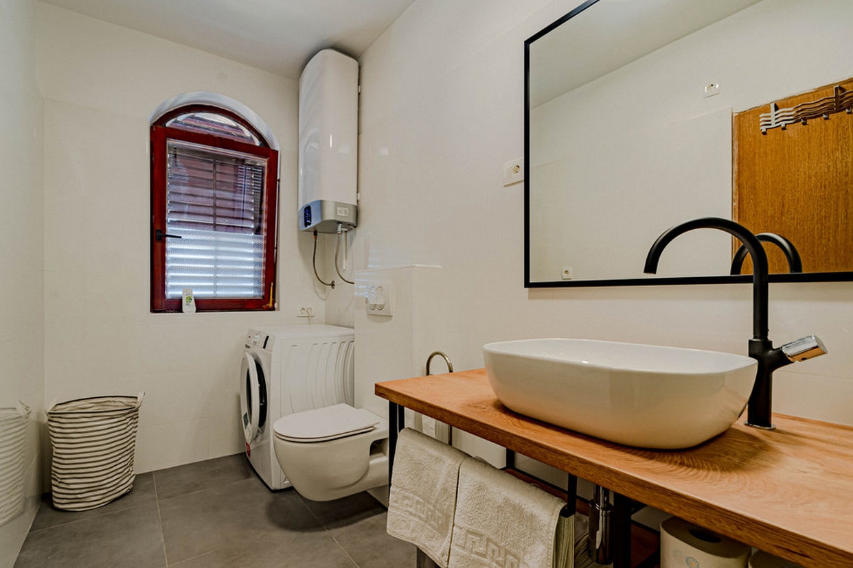 Three bedroom apartment near beach Prigradica, Korčula  A-a
