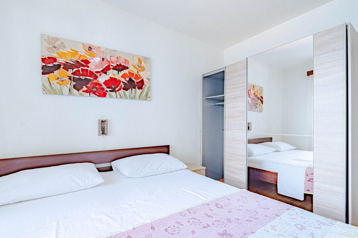 Three bedroom apartment near beach Prigradica, Korčula  A-a