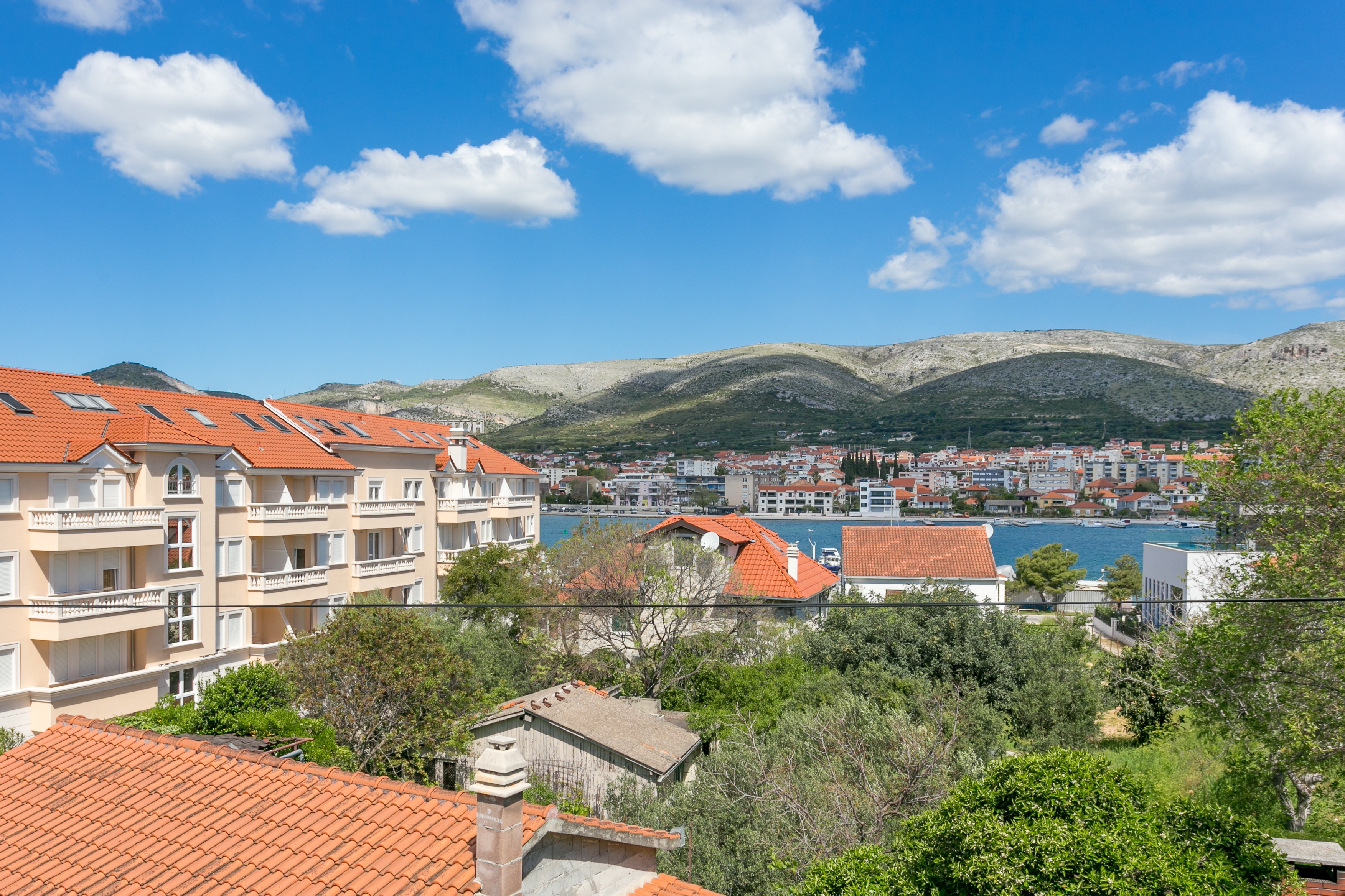 Three bedroom apartment with balcony and sea view Trogir  A-a