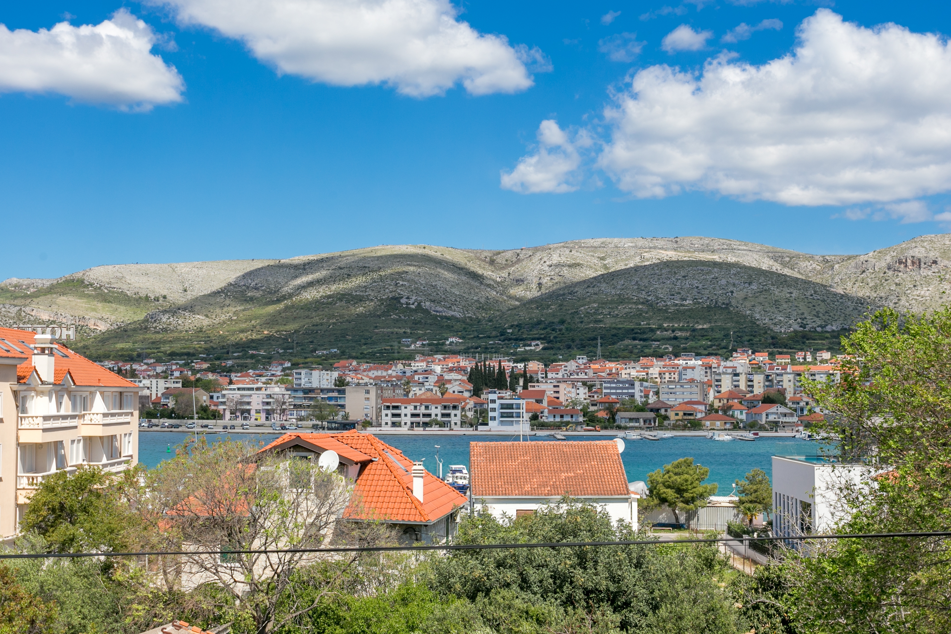 Three bedroom apartment with balcony and sea view Trogir  A-a