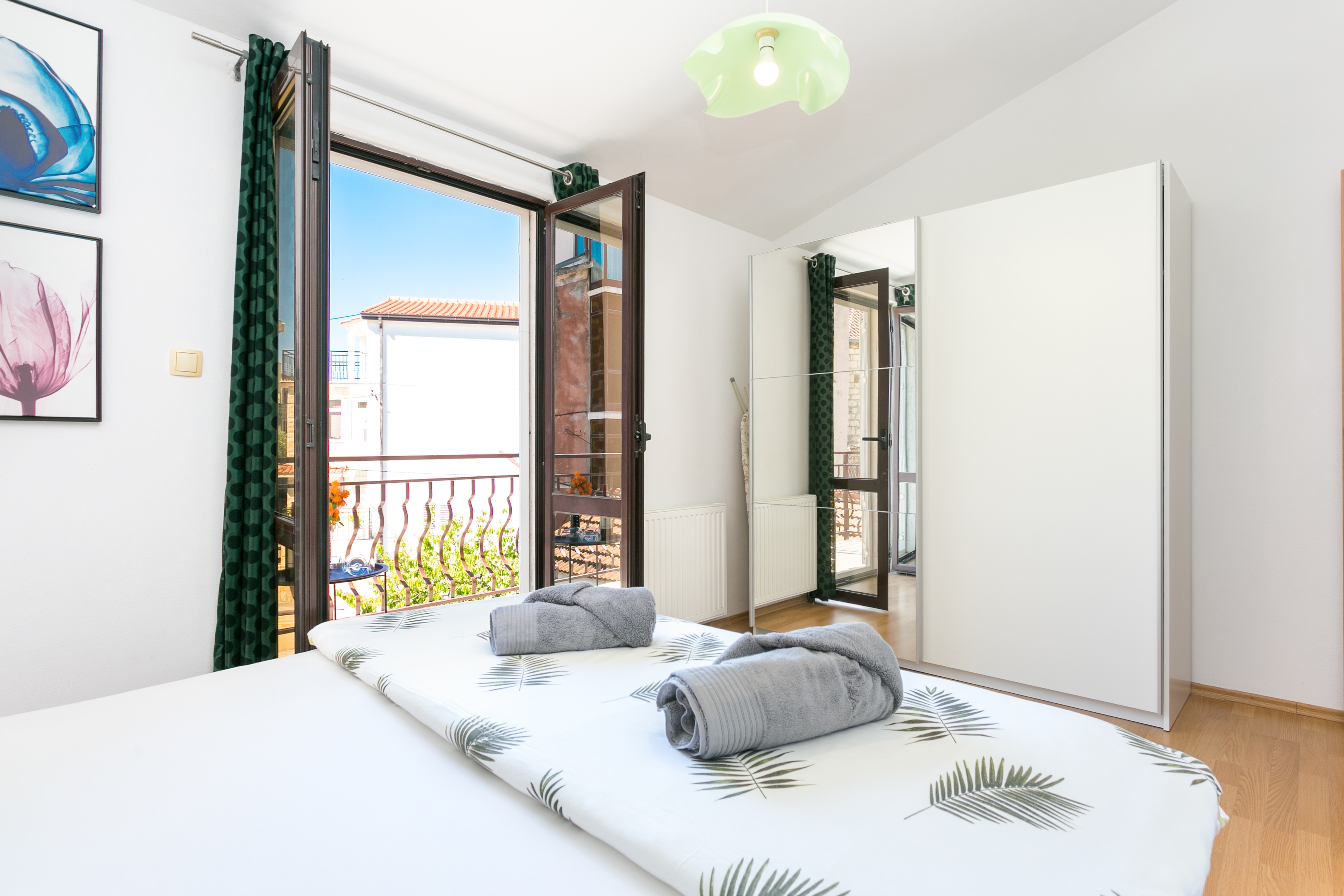 Three bedroom apartment with balcony and sea view Trogir  A-a