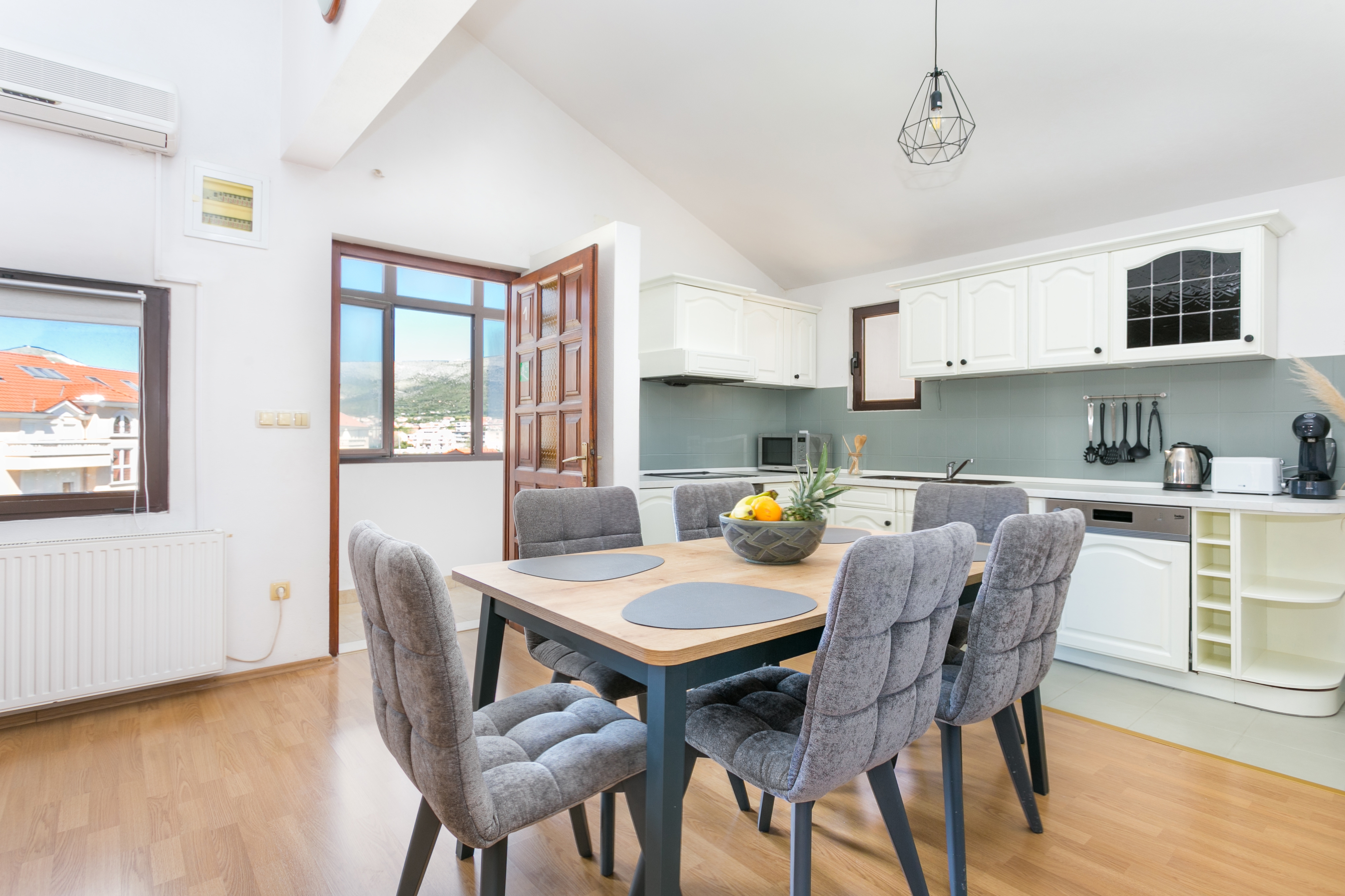 Three bedroom apartment with balcony and sea view Trogir  A-a