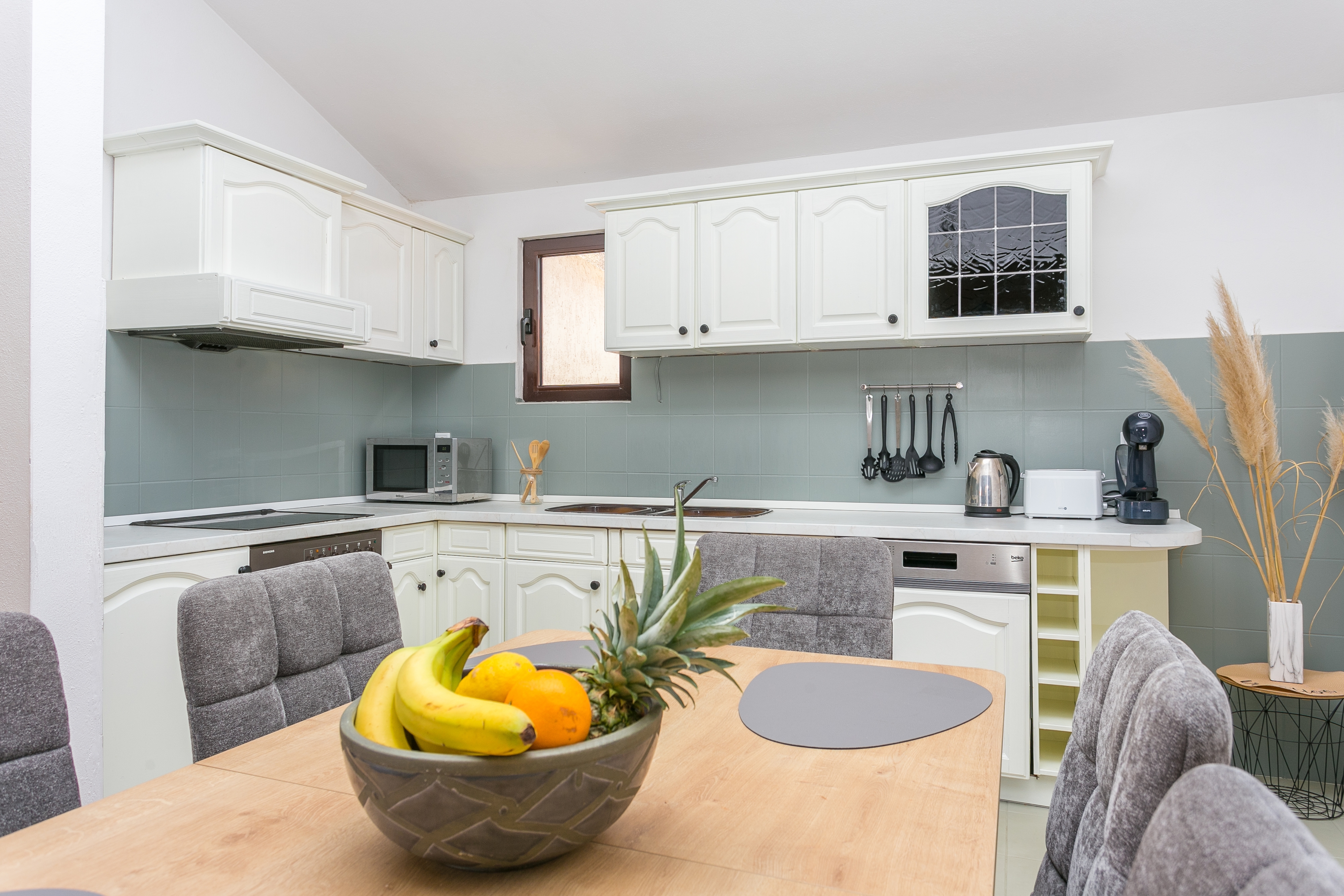 Three bedroom apartment with balcony and sea view Trogir  A-a