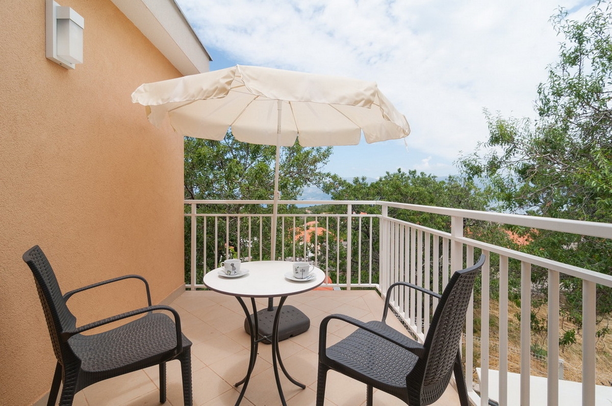 Three bedroom house with terrace and sea view Škrip, Brač  K
