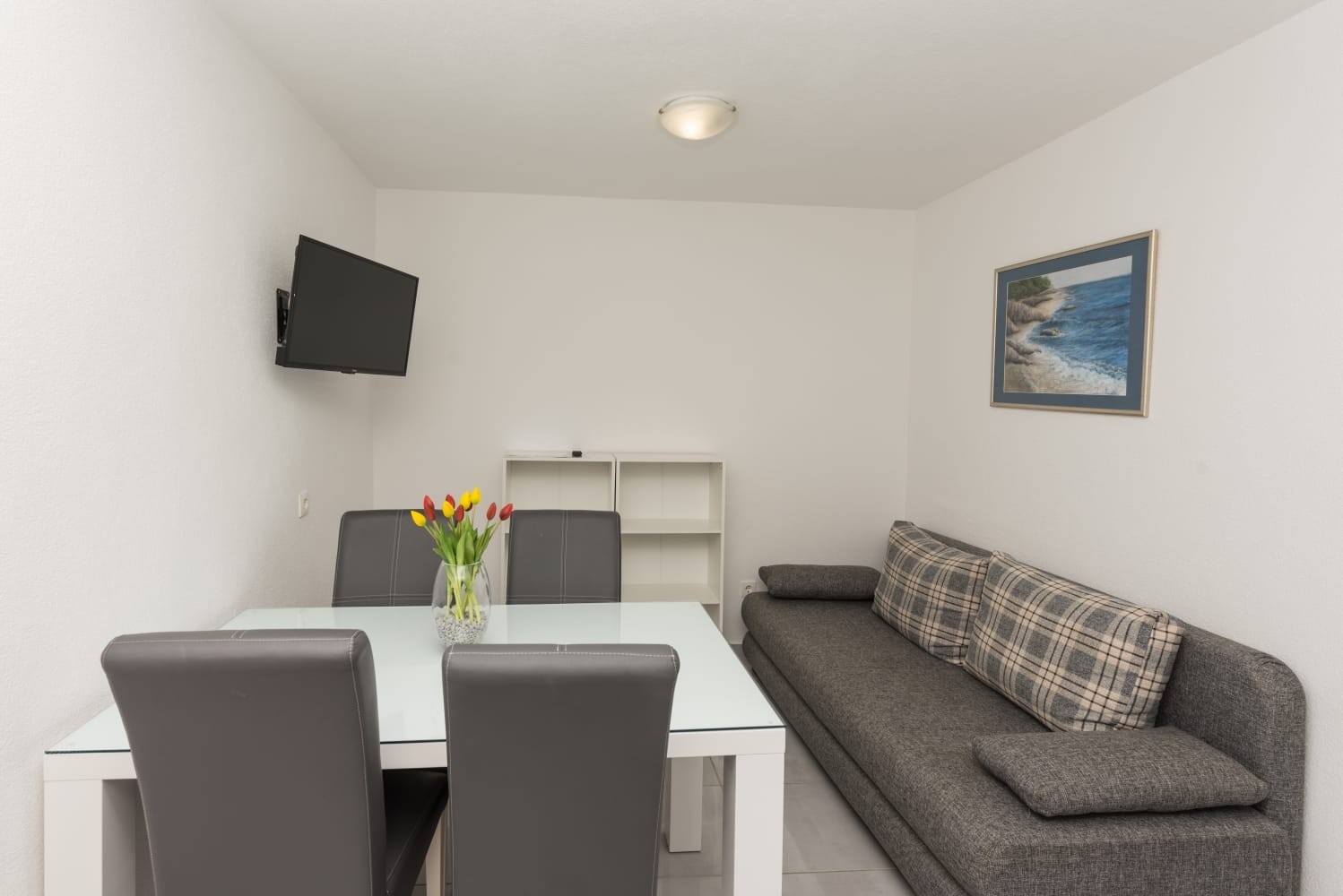 Two bedroom apartment with balcony and sea view Makarska (A-20923-b)