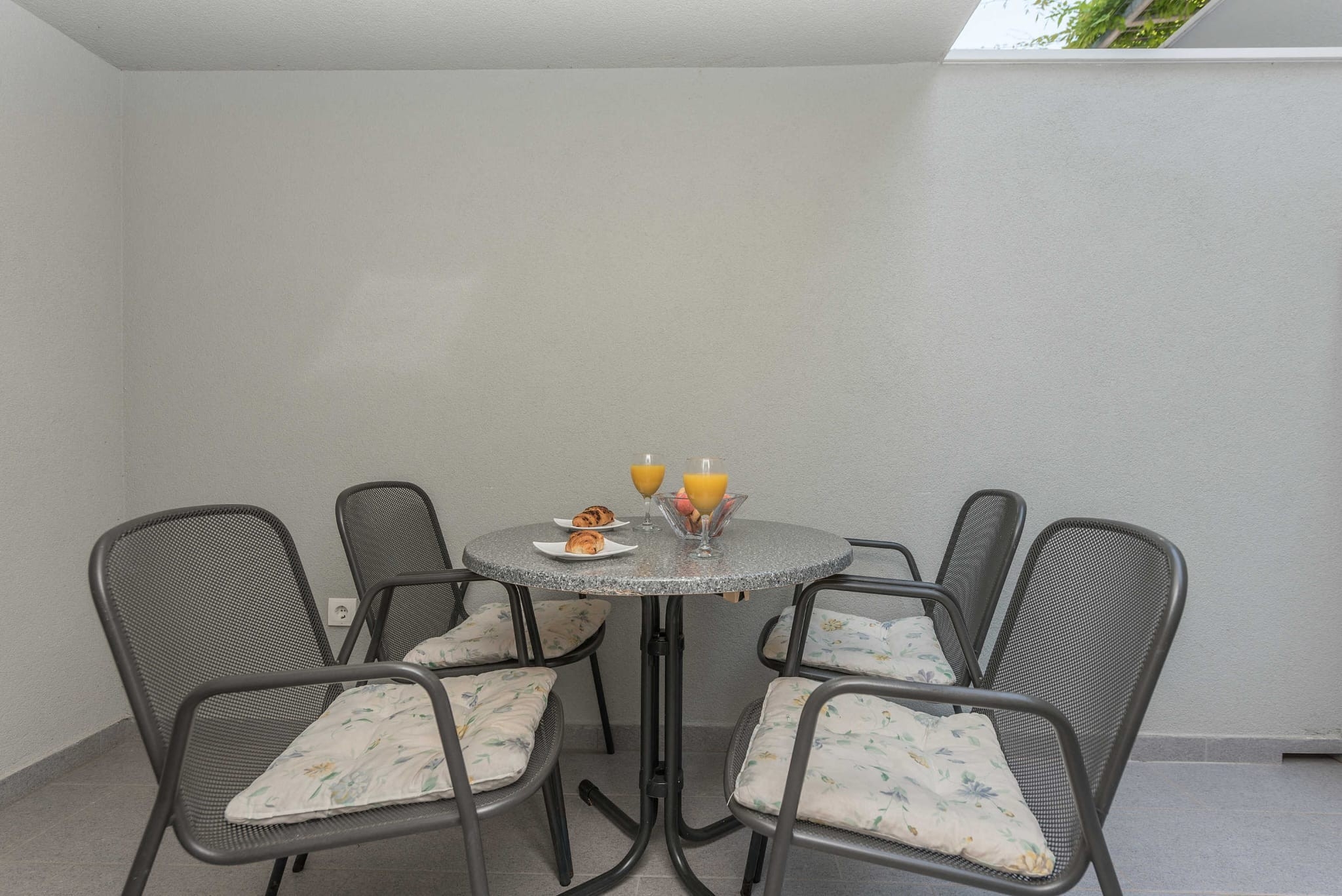 Studio flat with terrace Makarska (AS-20923-c)