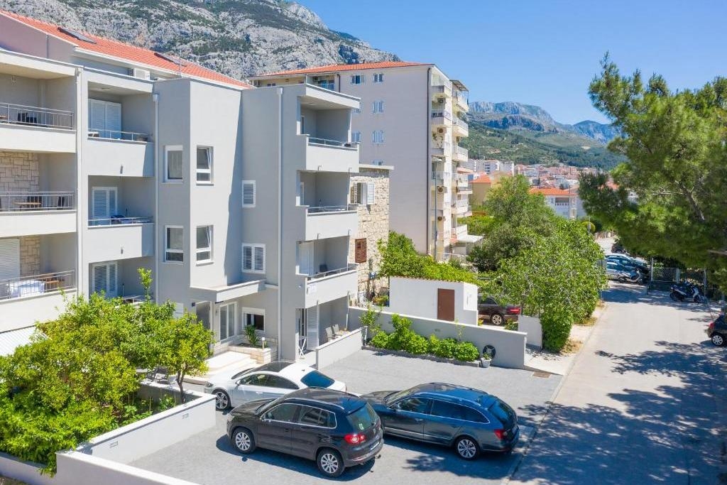 Studio flat with balcony and sea view Makarska (AS-20923-a)