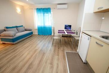 Makarska, Woonkamer in the apartment, air condition available en WiFi.
