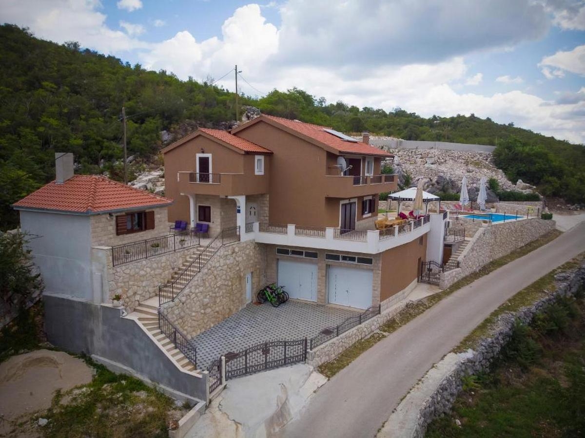 Comfortable and spacious house with terrace Zagvozd, Zagora  K