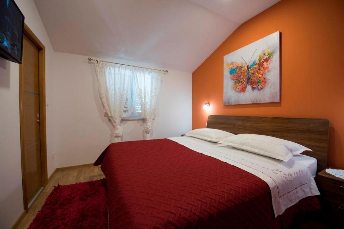 Comfortable and spacious house with terrace Zagvozd, Zagora  K