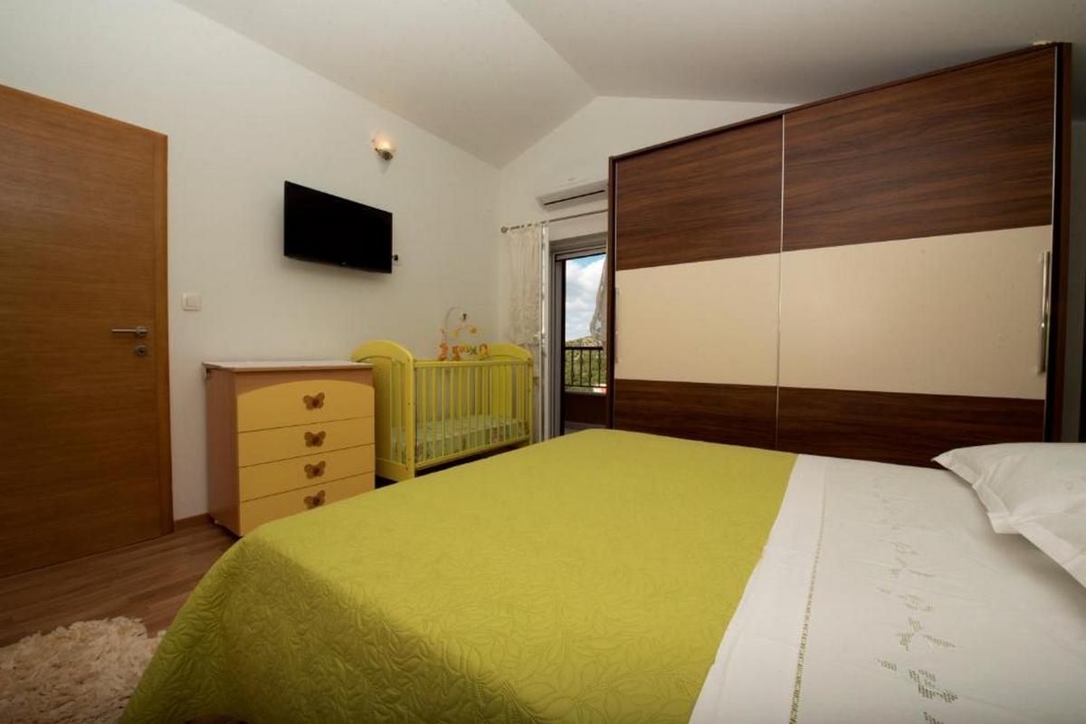 Comfortable and spacious house with terrace Zagvozd, Zagora  K