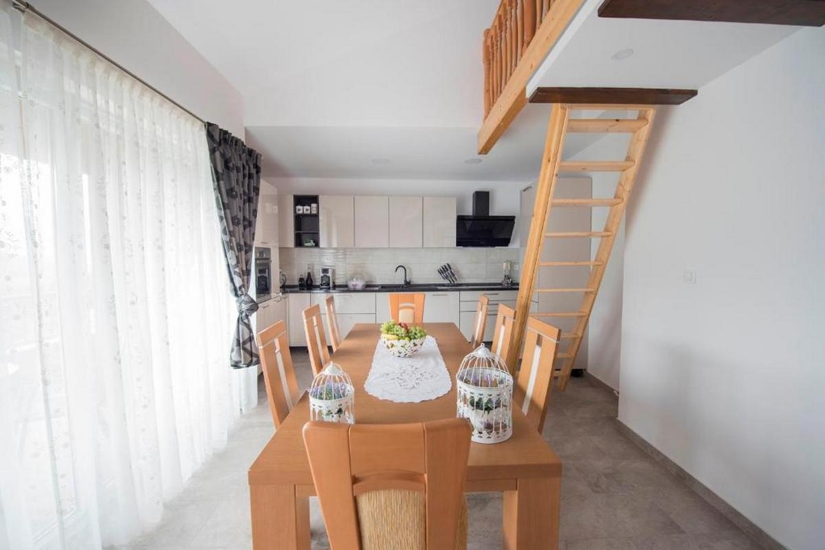 Comfortable and spacious house with terrace Zagvozd, Zagora  K