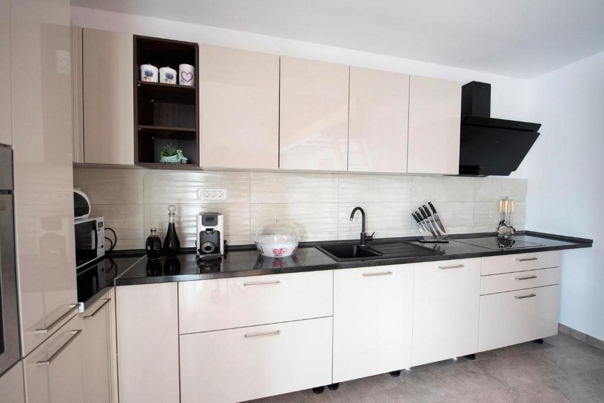 Comfortable and spacious house with terrace Zagvozd, Zagora  K