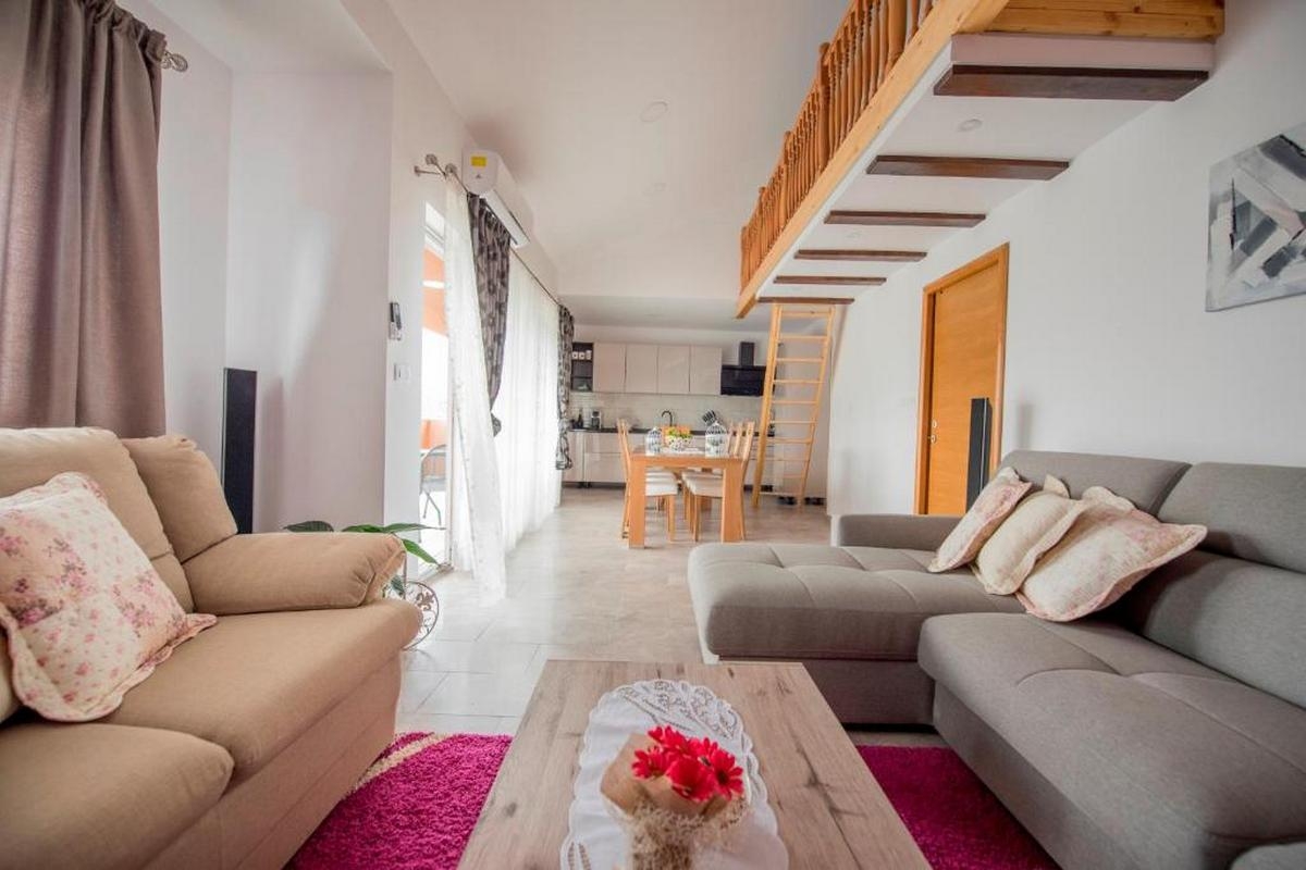 Comfortable and spacious house with terrace Zagvozd, Zagora  K