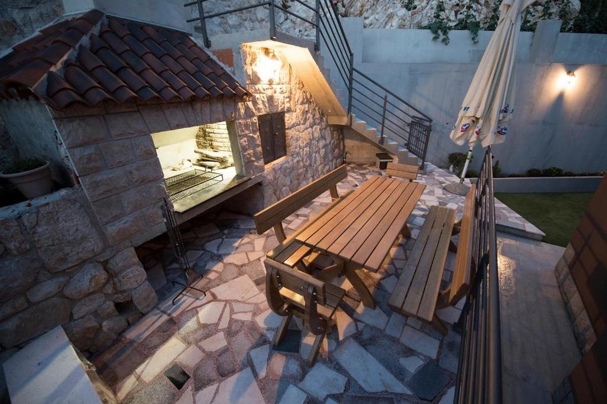 Comfortable and spacious house with terrace Zagvozd, Zagora  K