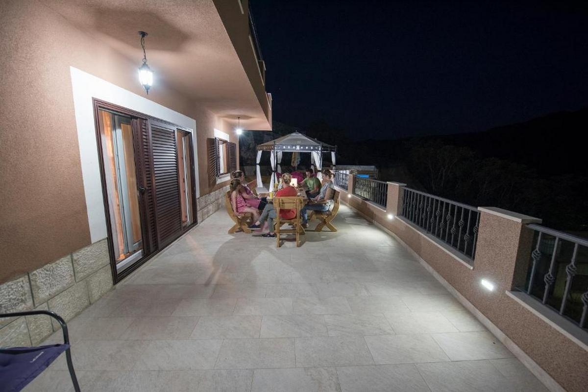 Comfortable and spacious house with terrace Zagvozd, Zagora  K