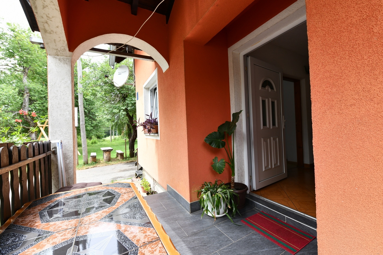 Two bedroom apartment with terrace Saborsko, Plitvice  A-a