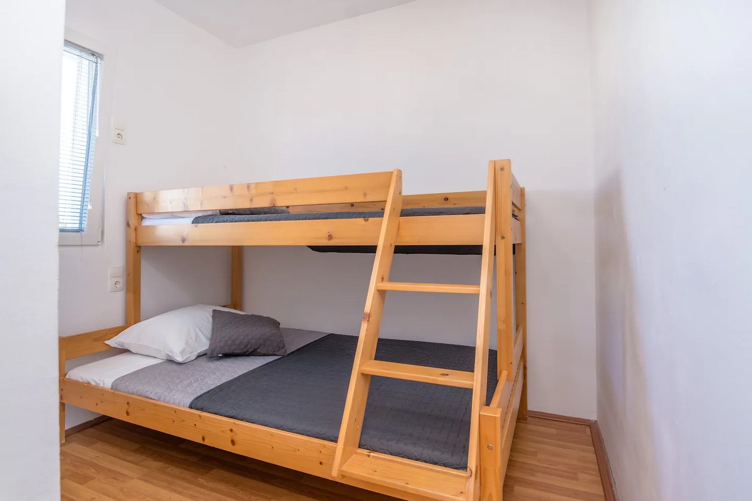 Three bedroom apartment with terrace Vir  A-a