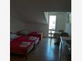 Ložnice Novalja, Ložnice v ubytování typu studio-apartment, s klimatizací, domácí mazlíčci povoleni a WiFi.