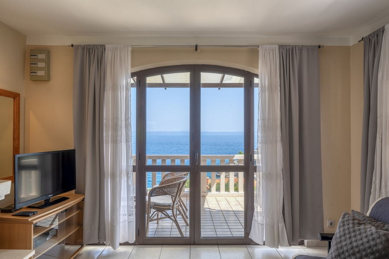 Four-bedroom house with terrace and sea view Prigradica, Korčula (K-21022)
