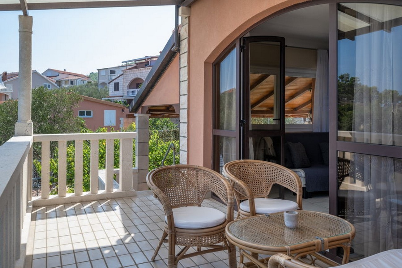 Four bedroom house with terrace and sea view Prigradica, Korčula  K