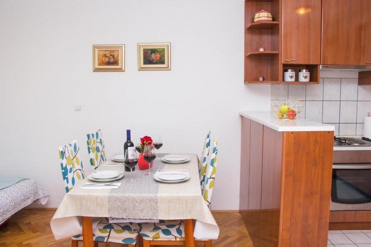 One bedroom apartment with balcony and sea view Omiš  A-a