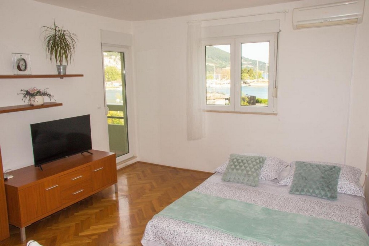 One bedroom apartment with balcony and sea view Omiš  A-a